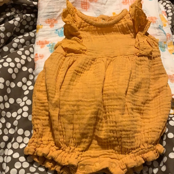 Girls infant romper and blanket - Picture 1 of 7